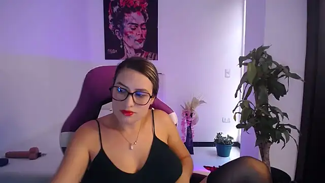 Snapshot of esmeraldaa230 chatting on 11.22.25 esmeraldaa230 online show from 11.22.25