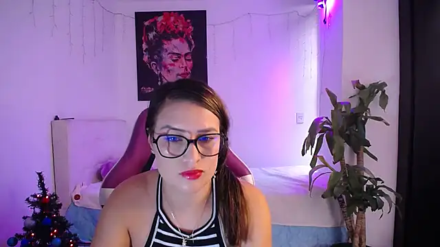 Snapshot of esmeraldaa230 chatting on 12.04.25 esmeraldaa230 online show from 12.04.25