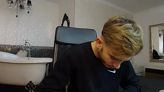 Snapshot of BrandonTate chatting on 11.12.25 BrandonTate online show from 11.12.25