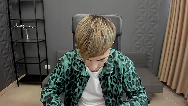 Snapshot of BrandonTate chatting on 11.22.25 BrandonTate online show from 11.22.25