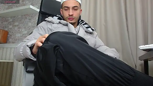 Snapshot of BrandonTate chatting on 11.26.25 BrandonTate online show from 11.26.25