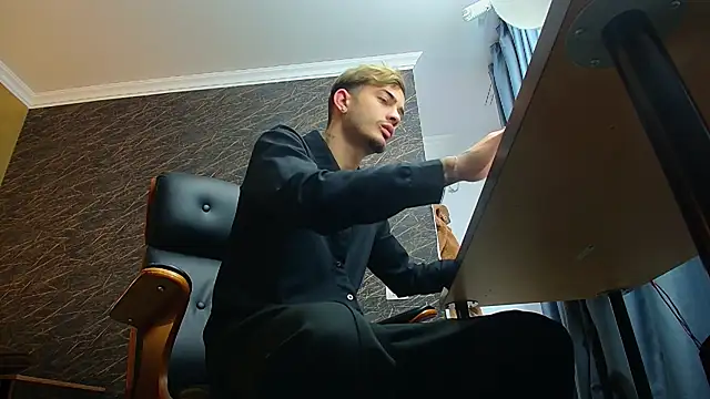 Snapshot of BrandonTate chatting on 12.02.25 BrandonTate online show from 12.02.25