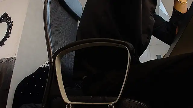 Snapshot of BrandonTate chatting on 12.04.25 BrandonTate online show from 12.04.25