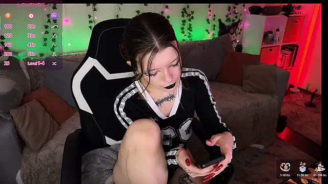 Eva-miller1 online show from 11.23.25