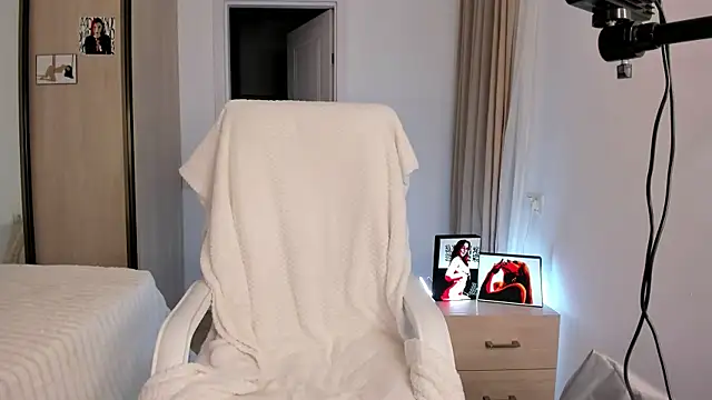 Snapshot of CharlotteWells chatting on 11.15.25 CharlotteWells online show from 11.15.25