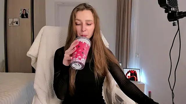 Snapshot of CharlotteWells chatting on 11.16.25 CharlotteWells online show from 11.16.25