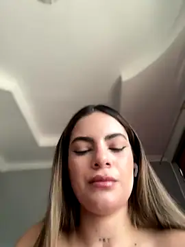 Snapshot of emiss_ chatting on 09.24.25 emiss online show from 09.24.25