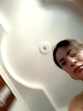 Snapshot of emiss_ chatting on 10.15.25 emiss online show from 10.15.25