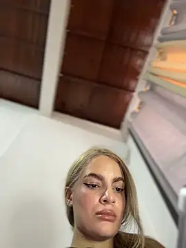 Snapshot of emiss_ chatting on 11.19.25 emiss online show from 11.19.25