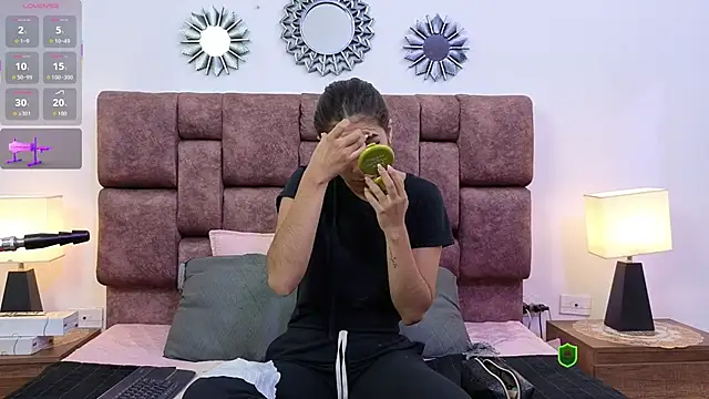 Snapshot of MontVta chatting on 12.02.25 MontVta online show from 12.02.25