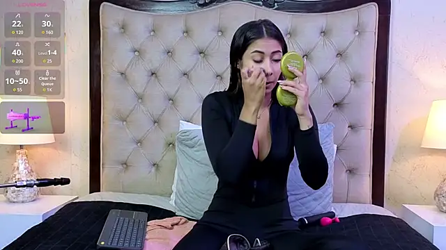 Snapshot of MontVta chatting on 12.05.25 MontVta online show from 12.05.25