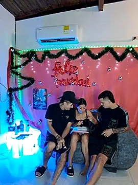 Snapshot of royalgirls_x chatting on 12.21.25 royalgirls x online show from 12.21.25