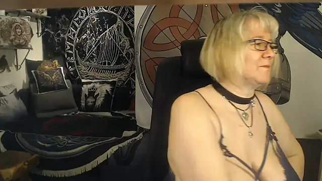 Snapshot of TittenMichelle chatting on 02.28.25 TittenMichelle online show from 02.28.25