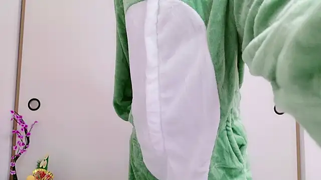 Snapshot of HONO_cha chatting on 01.04.25 HONO cha online show from 01.04.25