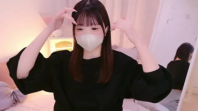 Snapshot of HONO_cha chatting on 03.20.25 HONO cha online show from 03.20.25