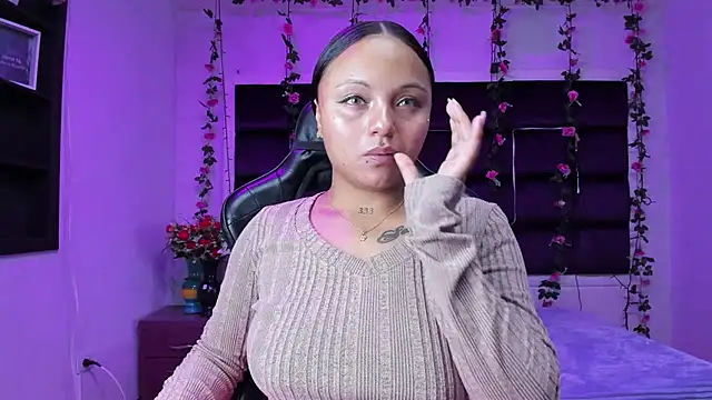 Snapshot of sweelanna__ chatting on 12.17.25 sweelanna online show from 12.17.25