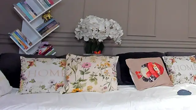 Snapshot of Deliciouslips chatting on 11.04.25 Deliciouslips online show from 11.04.25