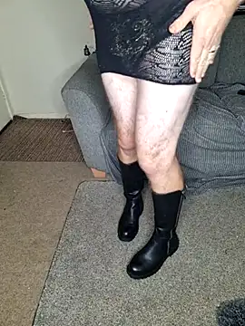 Snapshot of ellie-tv chatting on 10.31.25 ellie-tv online show from 10.31.25