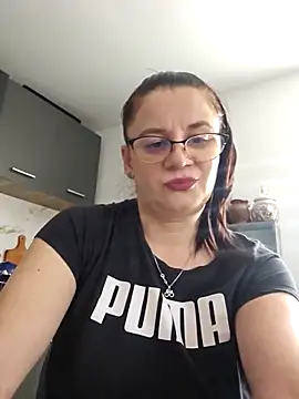 Snapshot of KristenVega chatting on 12.15.25 KristenVega online show from 12.15.25