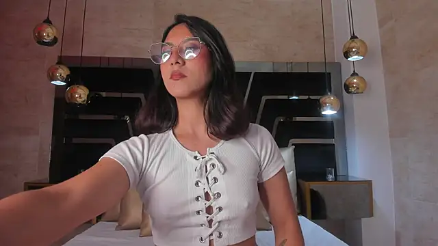 DaraBeckett online show from 10.13.25