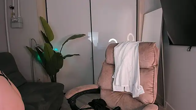 Snapshot of helen_ramsay chatting on 11.30.25 helen ramsay online show from 11.30.25