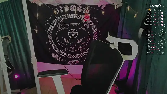 Snapshot of Sam_Mystery chatting on 12.20.24 Sam Mystery online show from 12.20.24