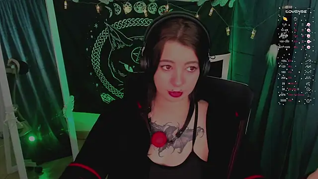 Snapshot of Sam_Mystery chatting on 12.26.24 Sam Mystery online show from 12.26.24