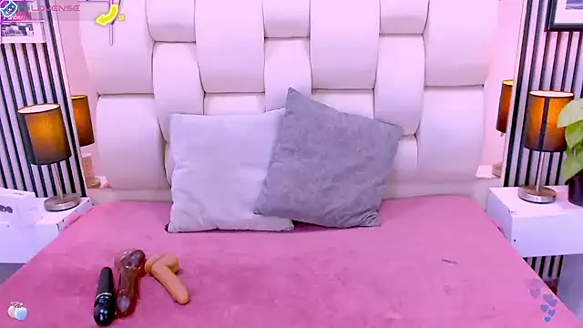 Snapshot of sarah_cream chatting on 12.14.25 sarah cream online show from 12.14.25