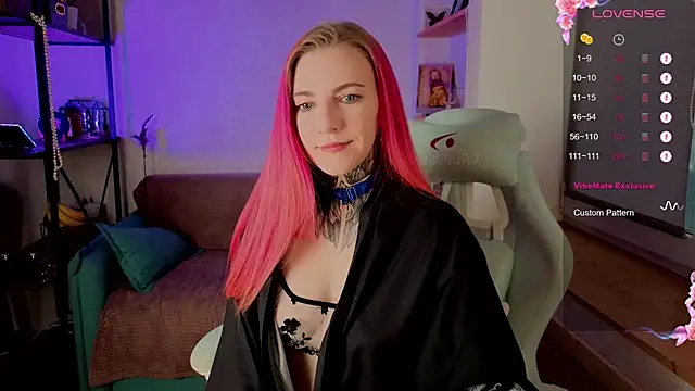 Snapshot of Roxy_____ chatting on 11.17.25 Roxy online show from 11.17.25