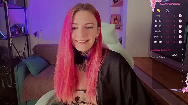 Snapshot of Roxy_____ chatting on 11.18.25 Roxy online show from 11.18.25