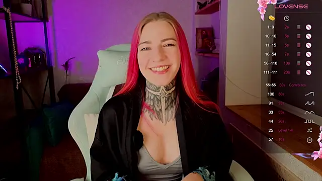 Snapshot of Roxy_____ chatting on 11.25.25 Roxy online show from 11.25.25