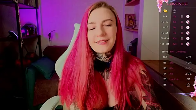 Snapshot of Roxy_____ chatting on 11.27.25 Roxy online show from 11.27.25