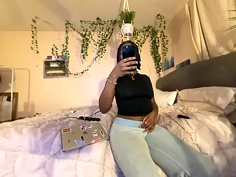 Snapshot of magicalc00ch chatting on 11.05.25 magicalc00ch online show from 11.05.25