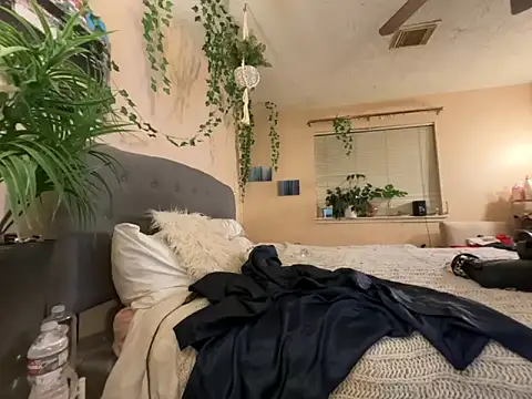 Snapshot of magicalc00ch chatting on 12.23.25 magicalc00ch online show from 12.23.25