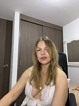 Snapshot of Leyna_liu chatting on 01.18.25 Leyna liu online show from 01.18.25