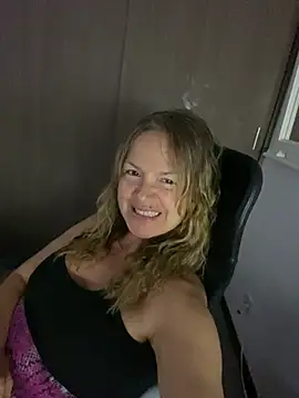 Snapshot of Leyna_liu chatting on 03.19.25 Leyna liu online show from 03.19.25