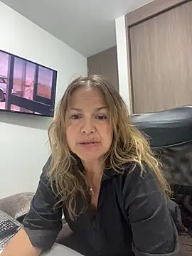 Snapshot of Leyna_liu chatting on 03.23.25 Leyna liu online show from 03.23.25