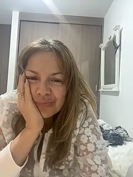 Snapshot of Leyna_liu chatting on 09.14.25 Leyna liu online show from 09.14.25