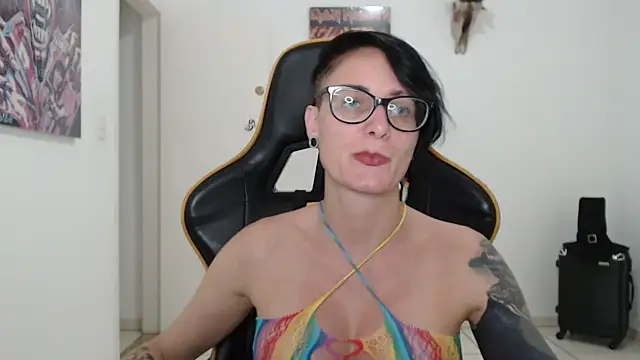 Snapshot of CrisBathoryxxx chatting on 12.08.24 CrisBathoryxxx online show from 12.08.24