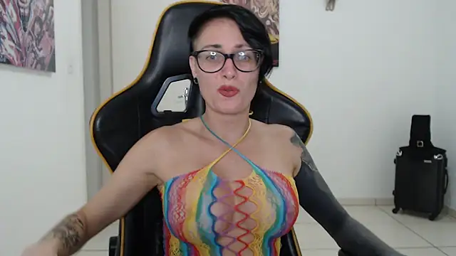 Snapshot of CrisBathoryxxx chatting on 12.08.24 CrisBathoryxxx online show from 12.08.24