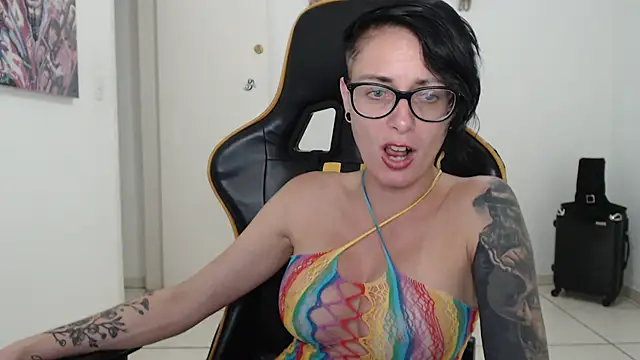 Snapshot of CrisBathoryxxx chatting on 12.08.24 CrisBathoryxxx online show from 12.08.24