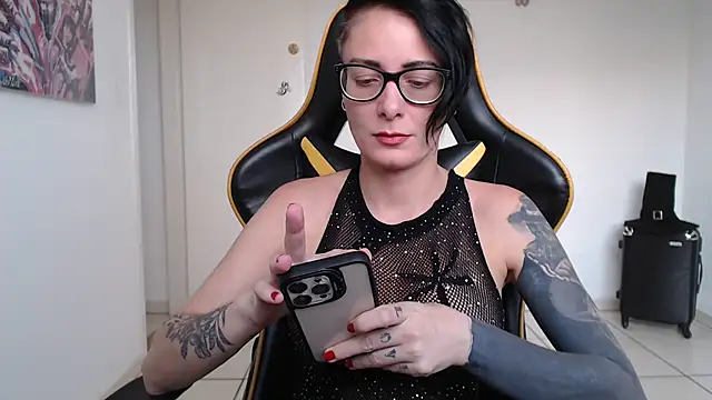 Snapshot of CrisBathoryxxx chatting on 12.11.24 CrisBathoryxxx online show from 12.11.24