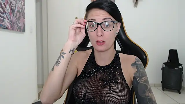 Snapshot of CrisBathoryxxx chatting on 12.12.24 CrisBathoryxxx online show from 12.12.24