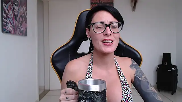 Snapshot of CrisBathoryxxx chatting on 12.21.24 CrisBathoryxxx online show from 12.21.24