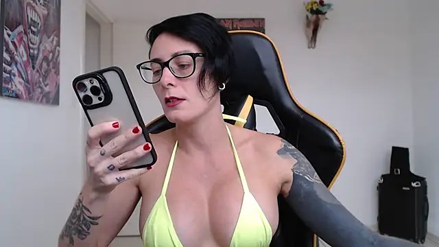 Snapshot of CrisBathoryxxx chatting on 12.22.24 CrisBathoryxxx online show from 12.22.24