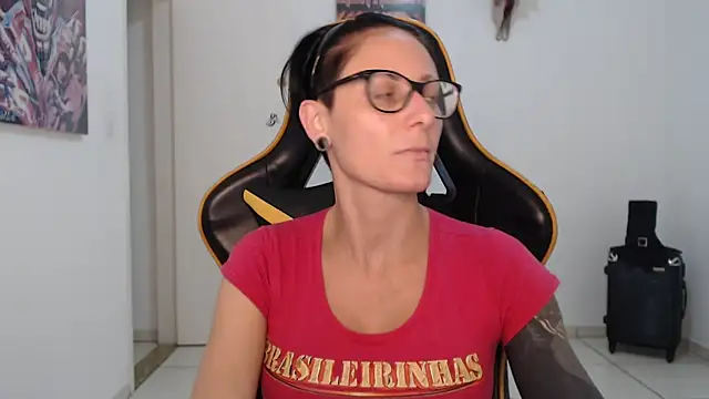 Snapshot of CrisBathoryxxx chatting on 12.28.24 CrisBathoryxxx online show from 12.28.24