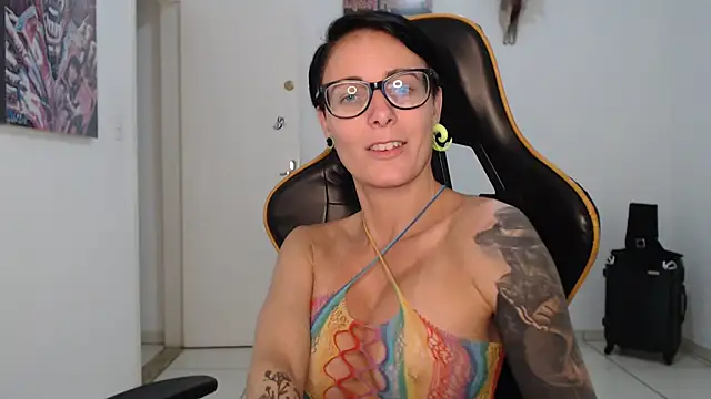 Snapshot of CrisBathoryxxx chatting on 01.11.25 CrisBathoryxxx online show from 01.11.25