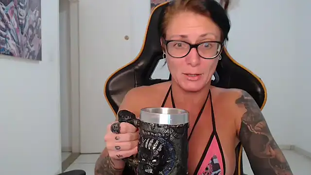 Snapshot of CrisBathoryxxx chatting on 03.01.25 CrisBathoryxxx online show from 03.01.25