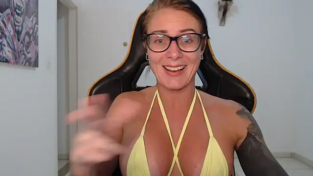 Snapshot of CrisBathoryxxx chatting on 03.08.25 CrisBathoryxxx online show from 03.08.25