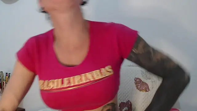 Snapshot of CrisBathoryxxx chatting on 09.13.25 CrisBathoryxxx online show from 09.13.25